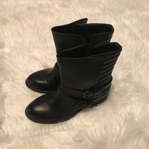 Low riding motorcycle style boots